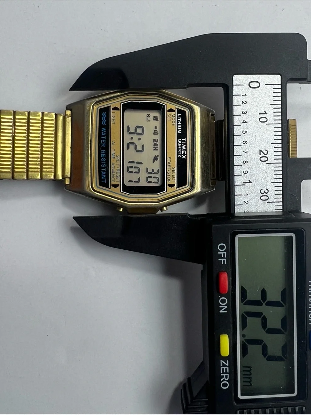 (623)VintageTimex Gold-Tone Digital Quartz Watch with Stretch Bracelet